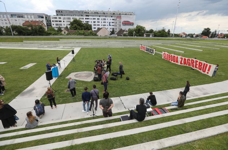 Zagreb: Aktivisti prekinuli konferenciju za medije Milana Bandića na fontanama
