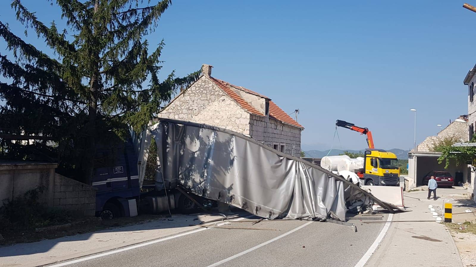 'Udario je u dvije kuće, sreća pa niti jedna obitelj nije bila doma. Mislili smo da je vozač gotov'