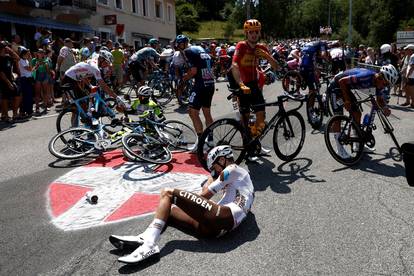 U pokušaju 'selfieja' izazvao veliki sudar na Tour de Franceu. Sad mu prijeti odlazak na sud...