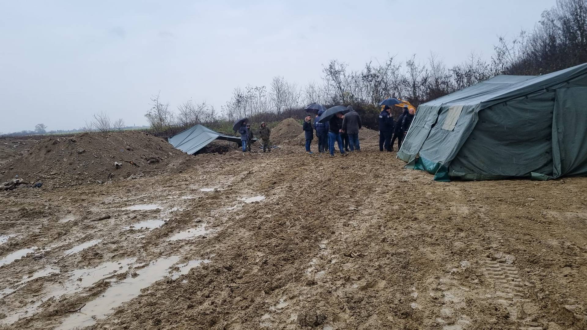 U novoj masovnoj grobnici kod Vukovara pronašli su posmrtne ostatke 10 ljudi, stigao Medved