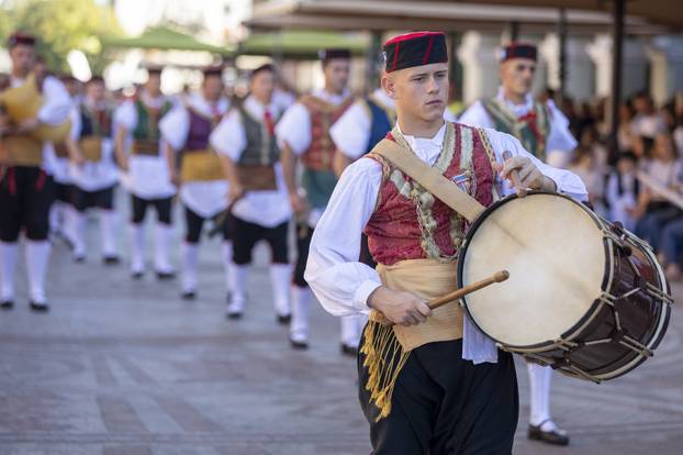 Vinkovci: Svečani mimohod sudionika 60. Vinkovačkih jeseni