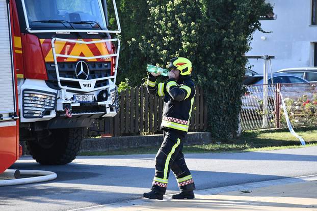 FOTO Buktinja 'progutala' halu tvornice Windor kod Pleternice