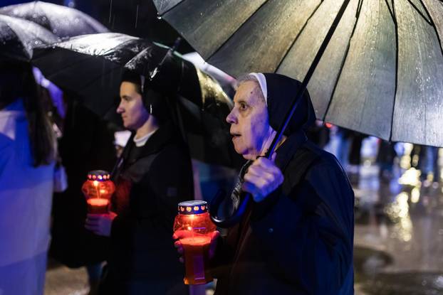Mostar: Stotine građana okupilo se u Vukoavrskoj ulici i zapalilo svijeće za Vukovar