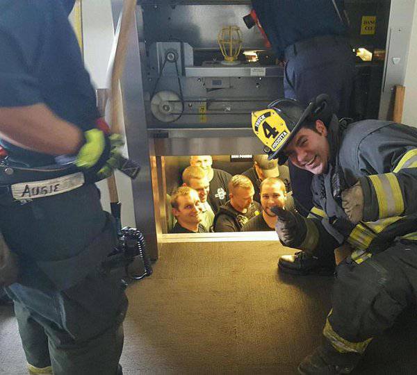 Zvali pomoć: Evo kako izgleda kad 12 'plavaca' zaglavi u liftu