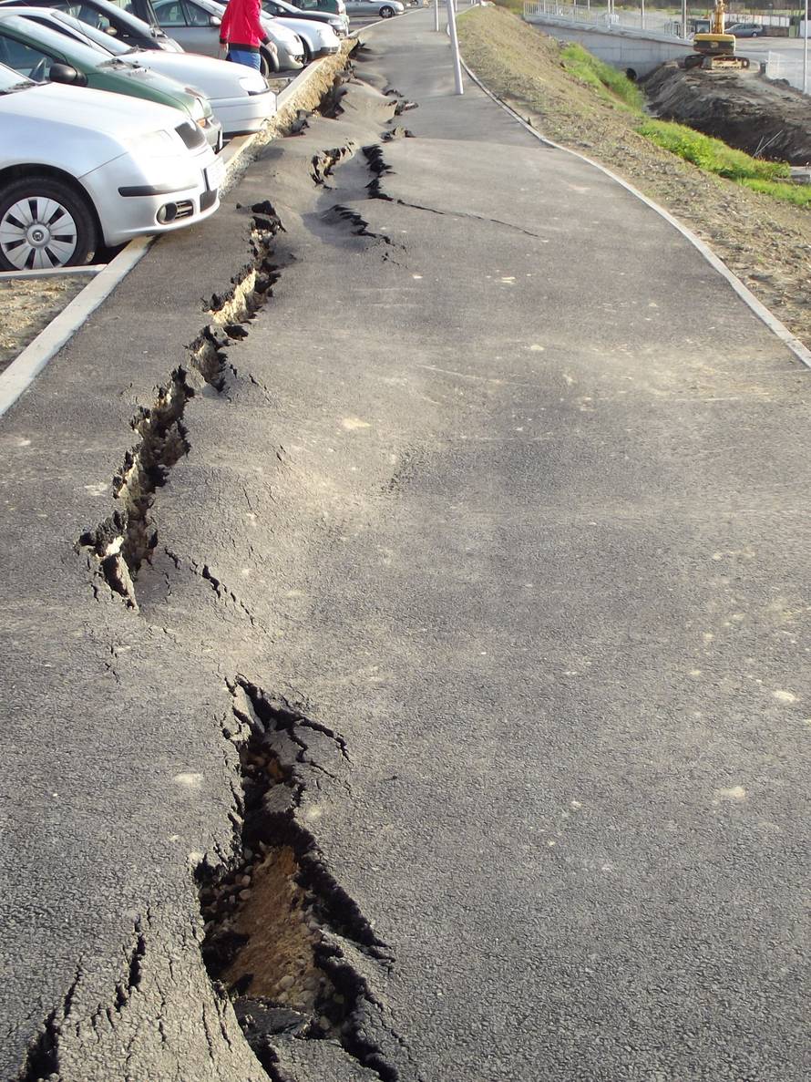 Popucalo parkiralište, klizište prijeti tek otvorenoj školi!