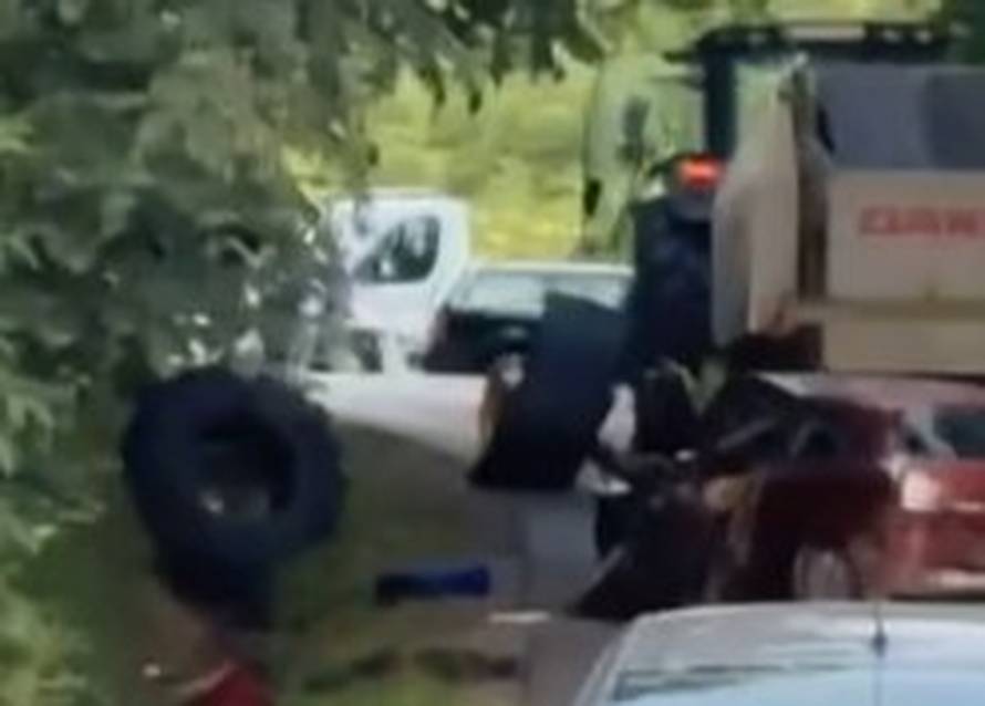 Sudar u Pokupskom: Mladić autom naletio na kotač traktora