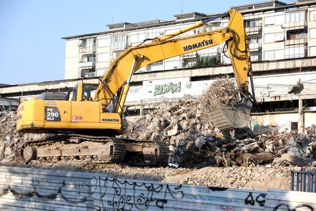 Zagreb: U Paromlinskoj se nastavlja rušenje stare zgrade ZABE