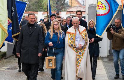 FOTO Betlehemsko svjetlo mira u Zagrebu, stigao i Jandroković