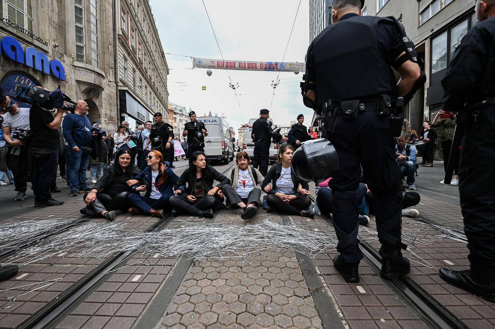 Zagreb: Protuprosvjednice blokirale Hod za život, odnijela ih interventna policija