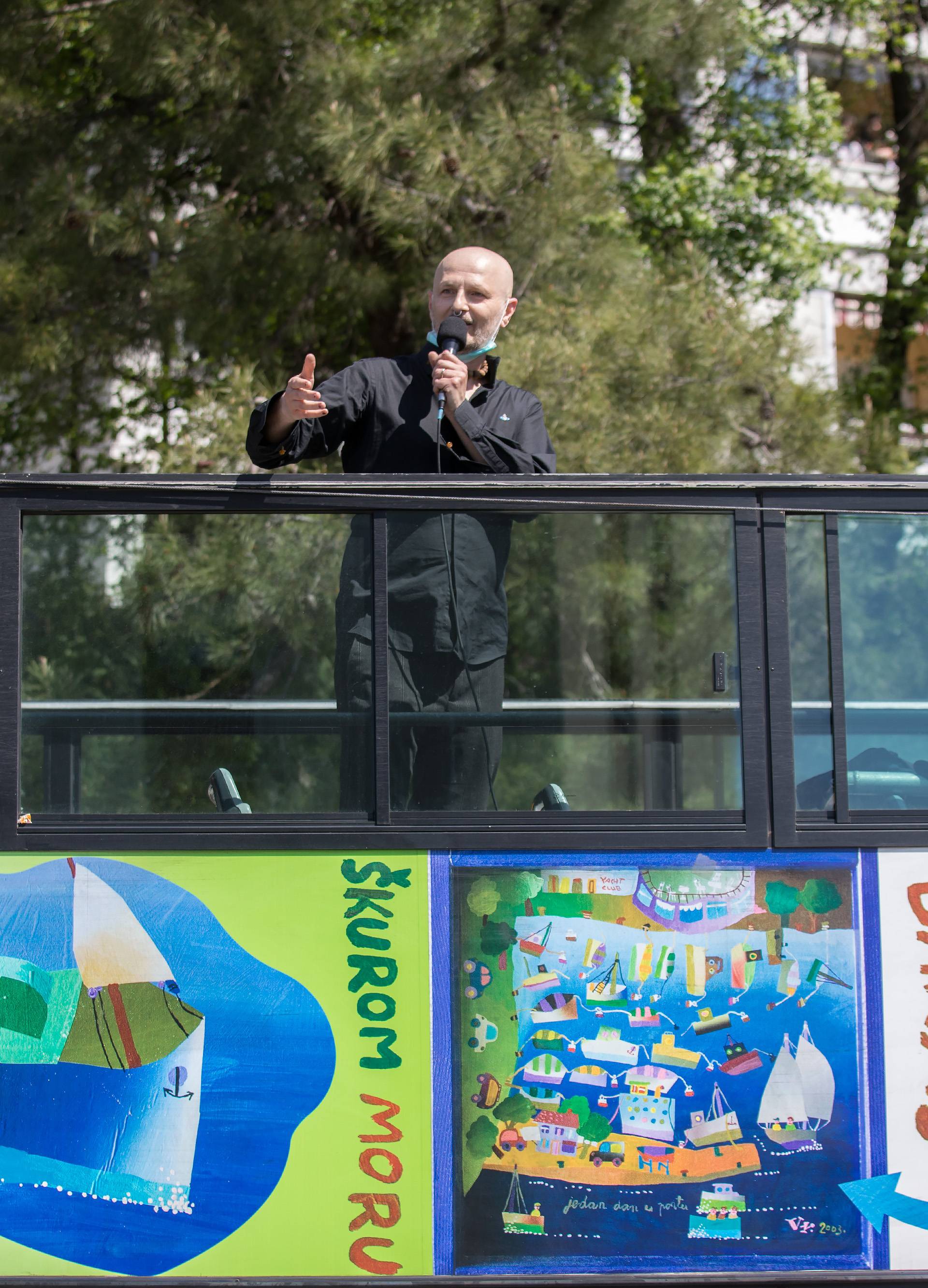 Oduševio građane: Urban je iz autobusa  pjevao Riječanima...