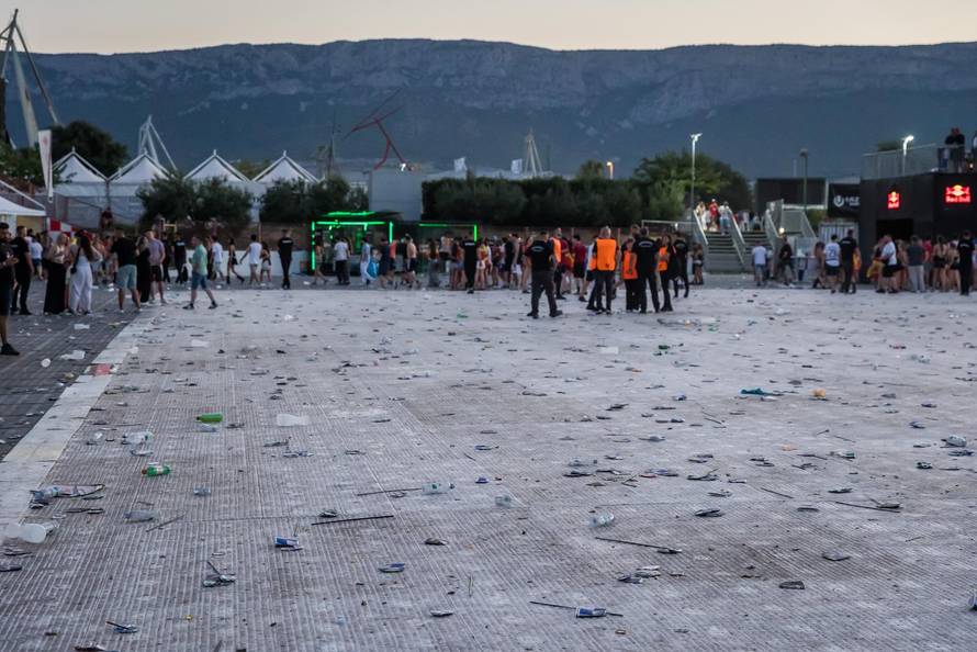 Split -  Smece nakon zavrsetka prve veceri Ultra Festivala. 