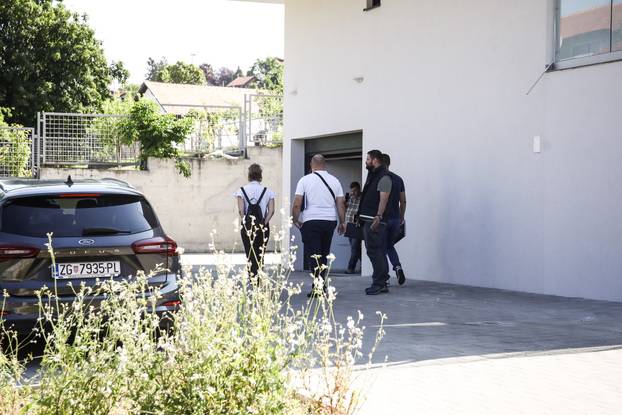 Zagreb: Policijski očevid još uvijek traje gdje su sinoć u ulici Črna voda ubijeni muškarac i žena