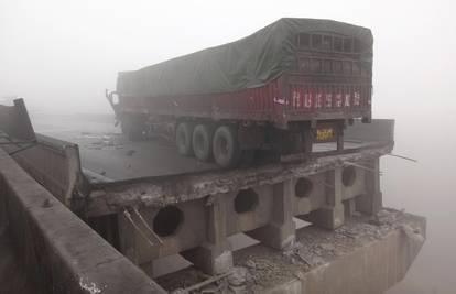 Eksplodirao kamion na cesti u Kini, urušilo se čak 80 m ceste