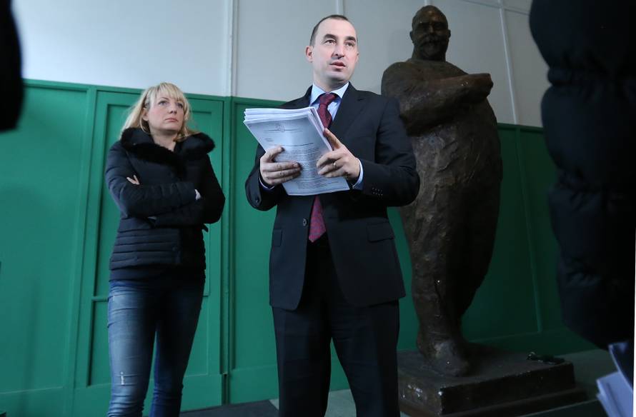 'Očajni Beljak suspendira sve potencijalne protukandidate'