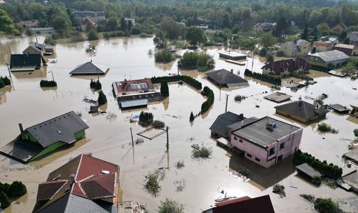 VIDEO Ostrava pod vodom: Ovo su prizori iz potopljenog grada u Češkoj, cestama se sad plovi...