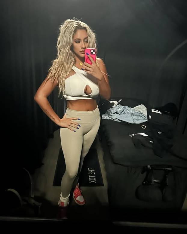 Zbog seksi slika koje objavljuje sina su joj izbacili iz hokejaške momčadi. Ali ona ne odustaje...