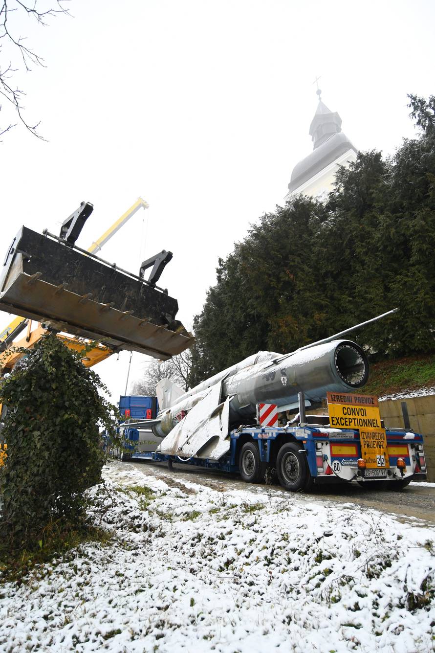 Bjelovar: Zrakoplov MiG 21 BIS i helikopter Mil Mi-24 dopremljeni u Kapelu gdje će biti turistička atrakcija