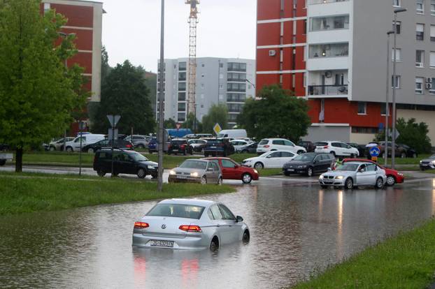 Karlovac: Obilna kiša uzrokovala probleme u prometu
