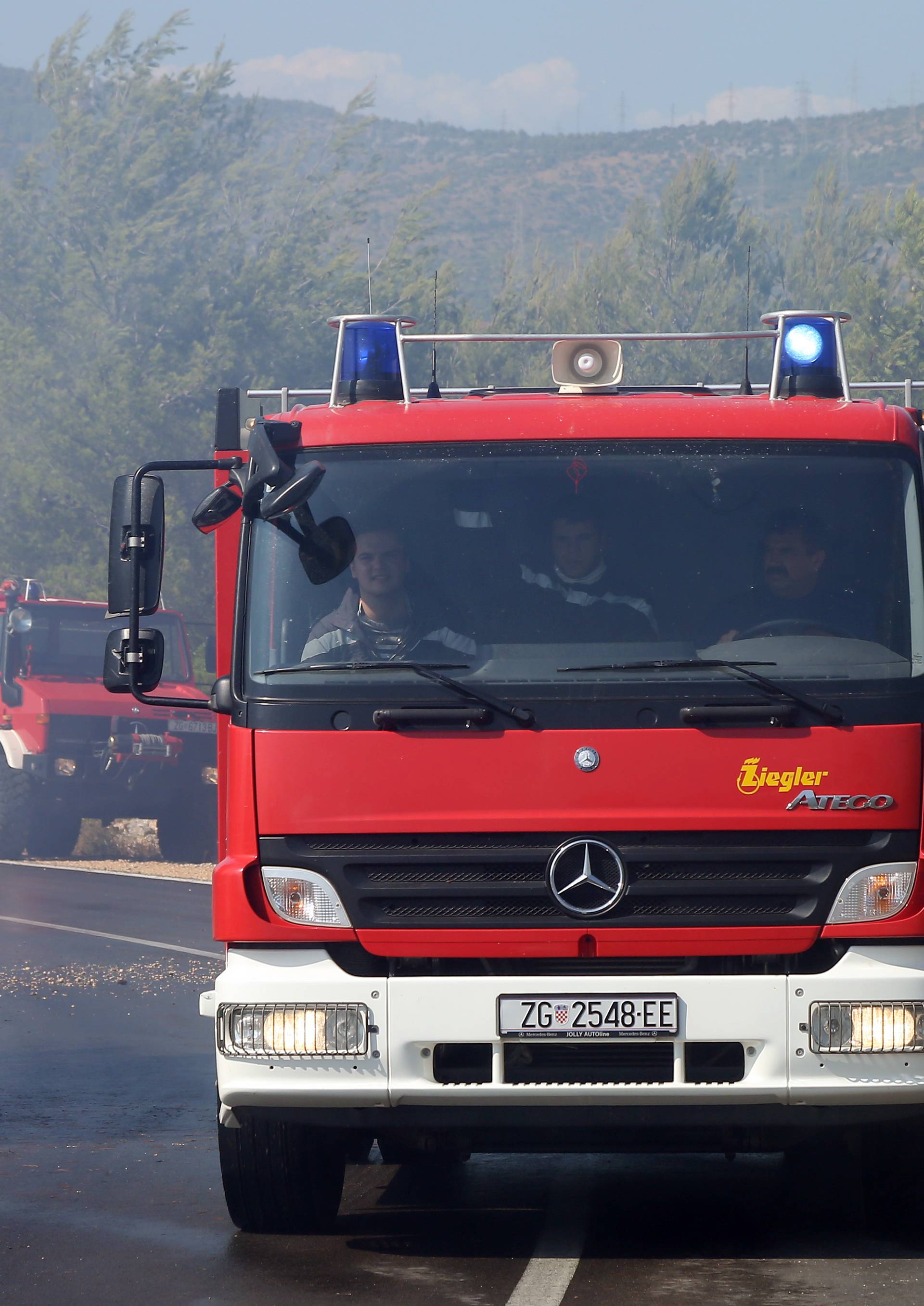 Šibenik: Planula su dva velika požara, gasili i kanaderi