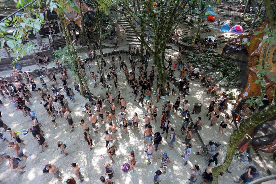 Gole grudi i psihodelija: Počeo Momento Demento na Mrežnici