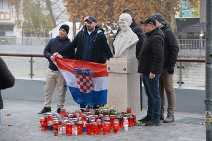 FOTO Šalovi, široki osmijesi i magla: Ljudi iz cijele Hrvatske stigli su u Vukovar na obljetnicu