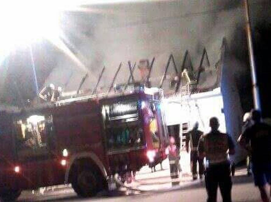 Kvar na instalacijama? Izgorio krov na trgovini autodijelova