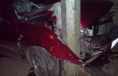 Vinkovci: U dvije nesreće dva auta se zabila u stup