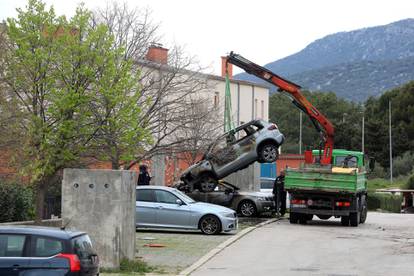 Palež na Cresu: Blokada i jak nadzor na cesti, policija provodi očevid požara na tri automobila