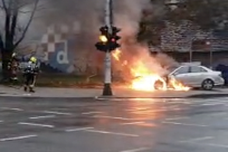 Zapalio se automobil u Zagrebu