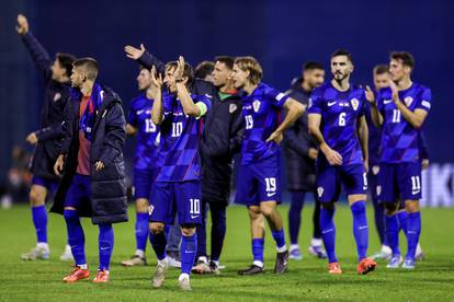 FOTO Tata, tata, ajde mene prođi! Modrić nakon utakmice zaigrao nogomet s djecom...