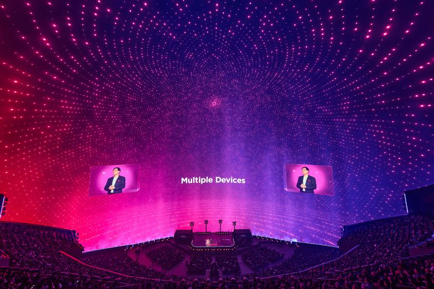 Ovaj laptop ima ekran koji se savija i može vas pratiti po sobi