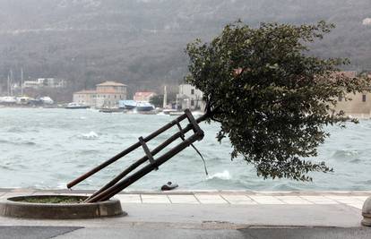 Zbog orkanskog vjetra zatvoren dio Jadranske magistrale, u prekidu i neke trajektne linije