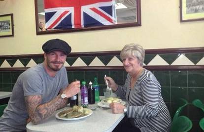 Zlatni dečko: Beckham ručao s majkom, a razveselio je i baku