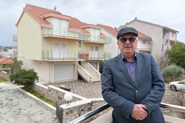 24SATA Tomislav Baus ispred svoje ku&cacute;e u Pirovcu