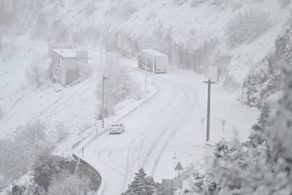 FOTO/VIDEO  Kod Imotskog su bagerom čistili snijeg. Ovo je cesta koja je bila zatvorena