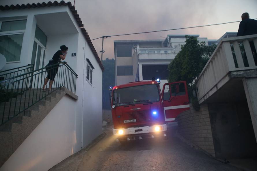 Kanader pomaže u gašenju, u Makarsku stiže i 150 vojnika