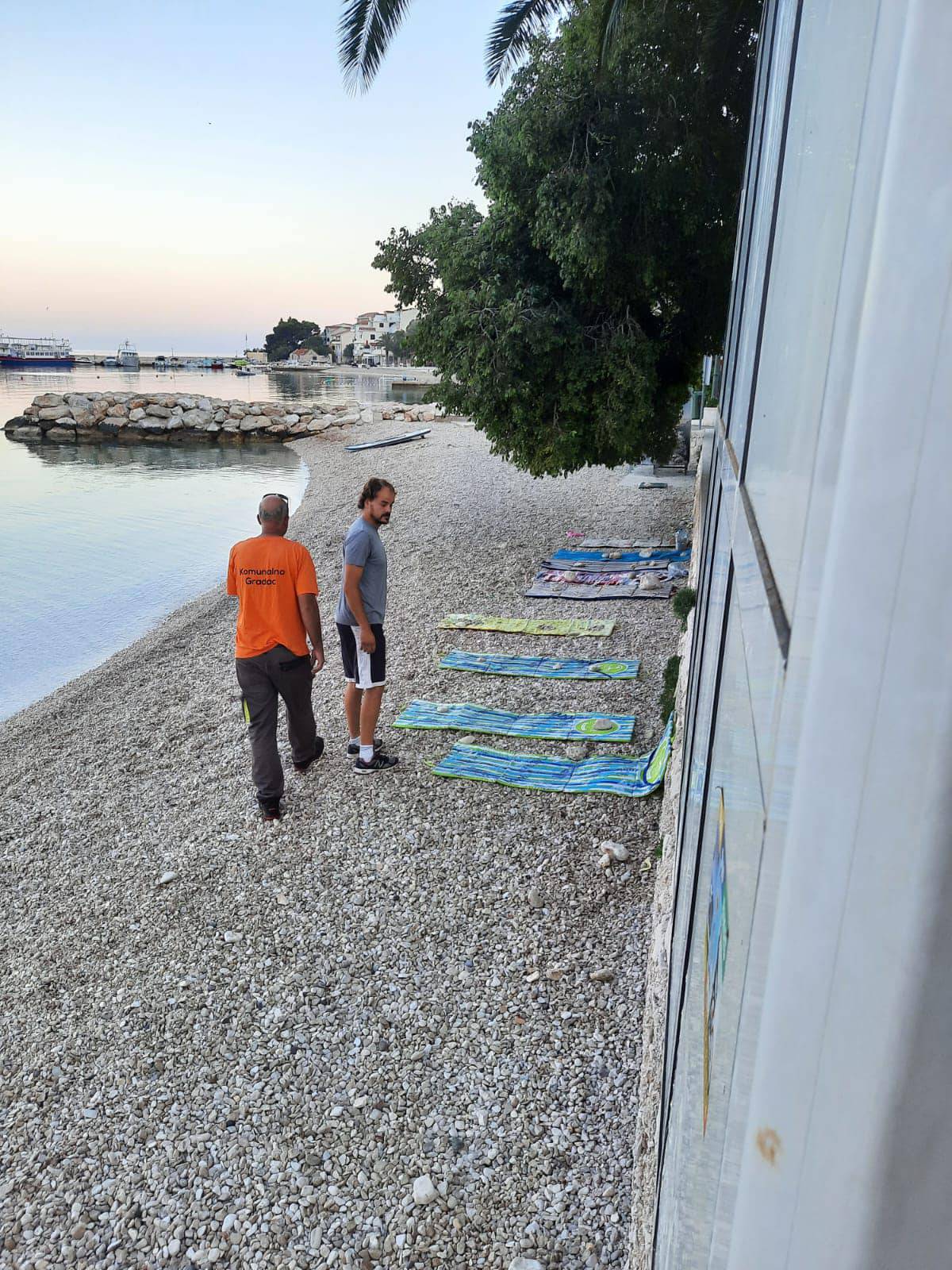 FOTO Stop rezervaciji na plaži: Općina Gradac u jutarnjoj akciji pokupila sve ručnike i rekvizite