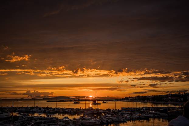 Novalja: Zalazak sunca uz oblake i more