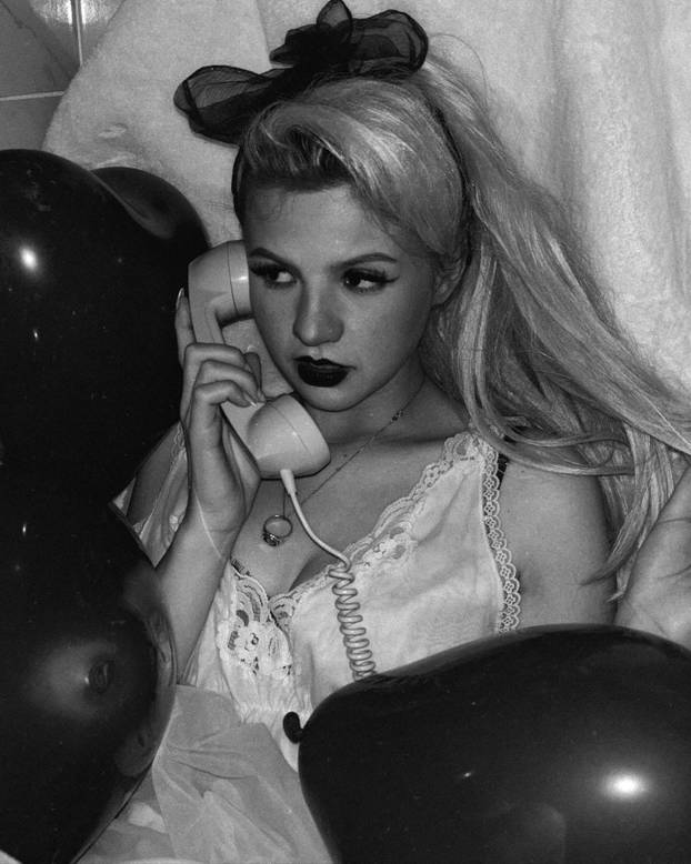 FOTO Mlada ljepotica obožava vintage stil - u retro krpicama donosi seksepil iz 1950-ih