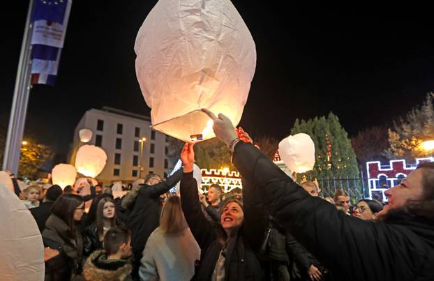 Šibenčani na prvi dan Nove godine puštali lampione dobrih želja s Poljane