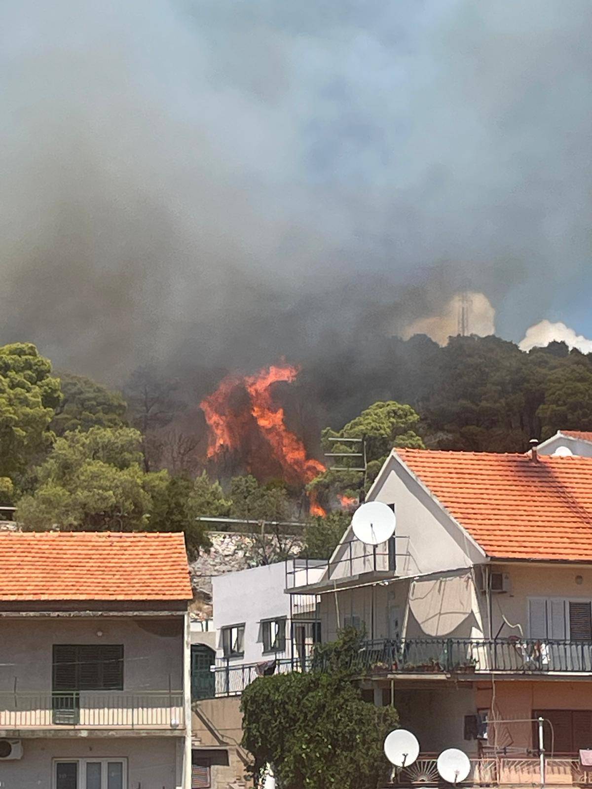 Gorjela borova šuma, čule se detonacije: 'Požar u Šibeniku pod kontrolom, radimo dalje'