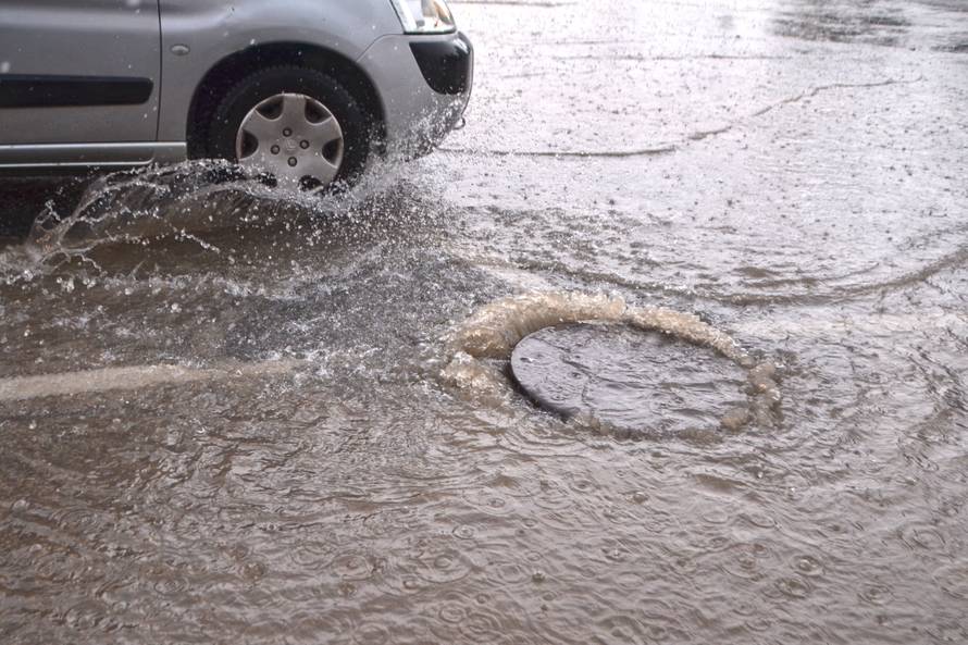 Zagrepčane iznenadio pljusak, tuča i grmljavina poharali Pulu