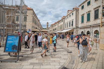 FOTO Zadnji trzaji ljeta: Nakon nevremena u Dubrovniku izašlo sunce, a s njim i brojni turisti