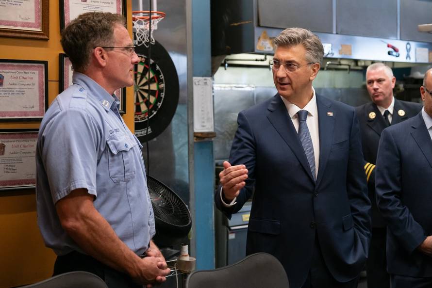 Premijer Plenković posjetio je vatrogasce u New Yorku, pa ostavio ruže za žrtve terorizma