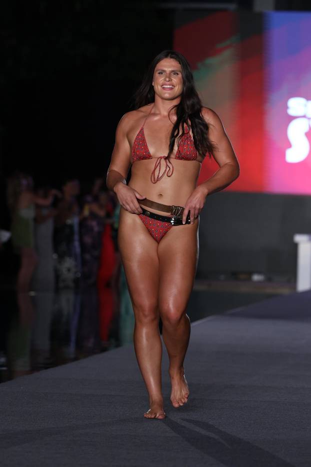 Livvy Dunne and Bethenny Frankel Sizzle on the SI Runway in Miami!