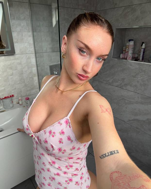 FOTO Bujna kći legende Uniteda provocira oskudnim izdanjima