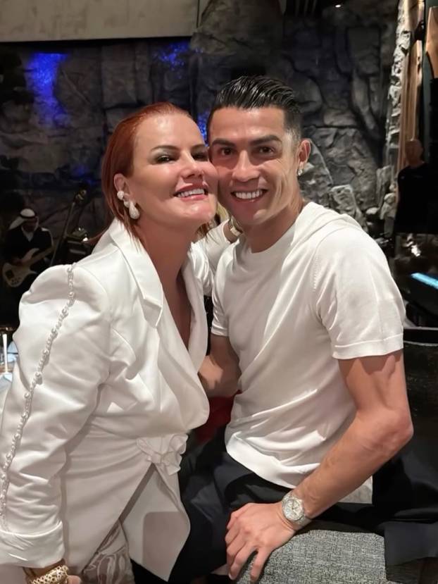 FOTO Georgina na ljetovanju izbacila bujne grudi, ali su svi gledali u ogromni dijamant