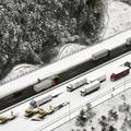 Obilan snijeg i velika hladnoća poremetili su promet u Japanu