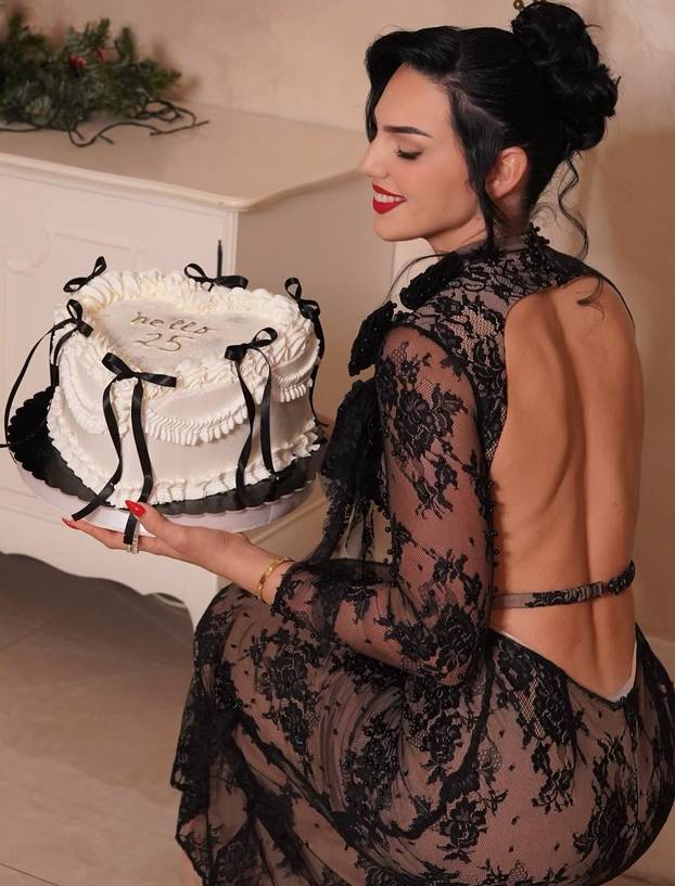 FOTO Vatrena crnka Anamaria zapalila mreže: Pogledajte njezinu besprijekornu figuru