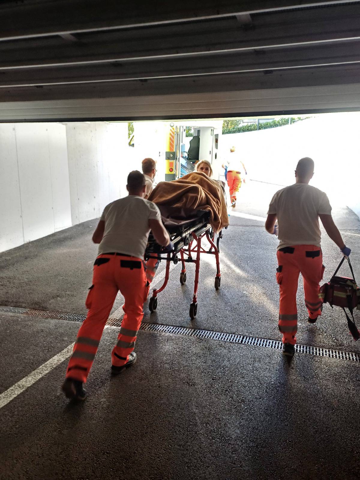 Nevjerojatni porod u Karlovcu: 'Supruga je rodila u garaži kraj lifta, sina sam uhvatio u ruke'